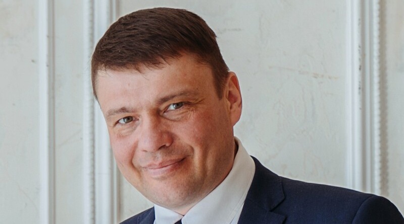 Самоуверенный человек. Скромный начальник. Разговор с начальником. Эмоция неуверенность. Гордый человек.